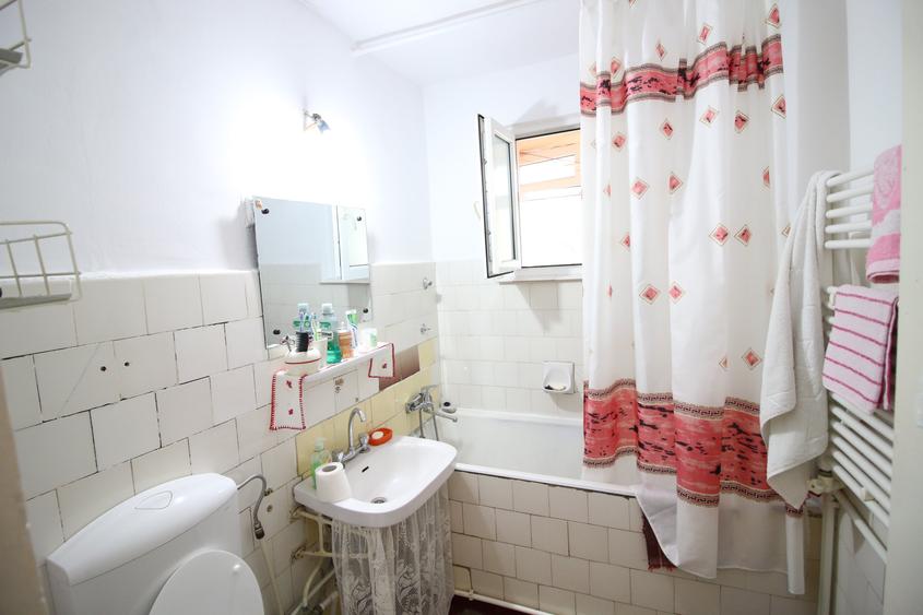 Apartament cu 3 camere semidecomandat în Micro 16
