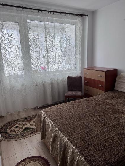Apartament cu 3 camere semidecomandat în Hipodrom