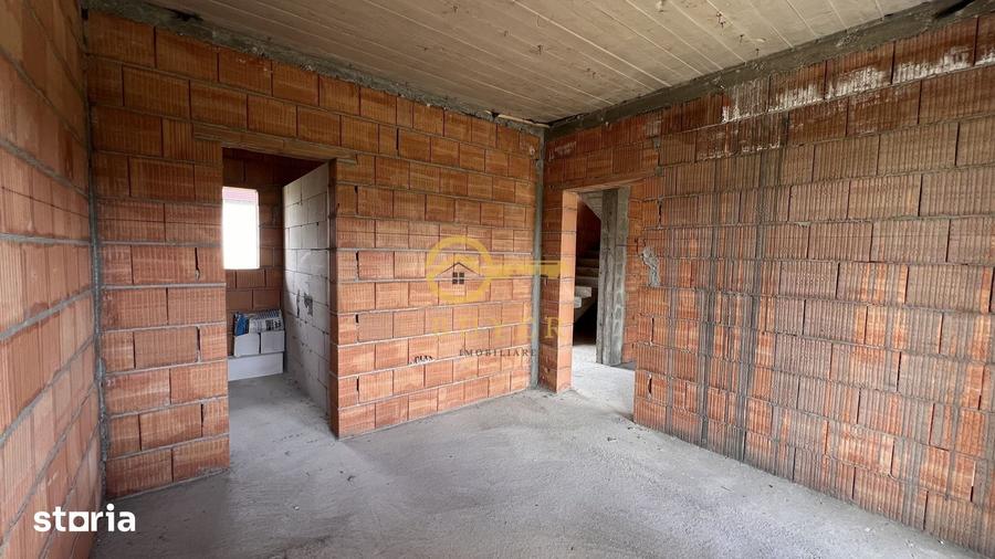 Casă cu 4 camere cu Teren 571 Mp în Cristian