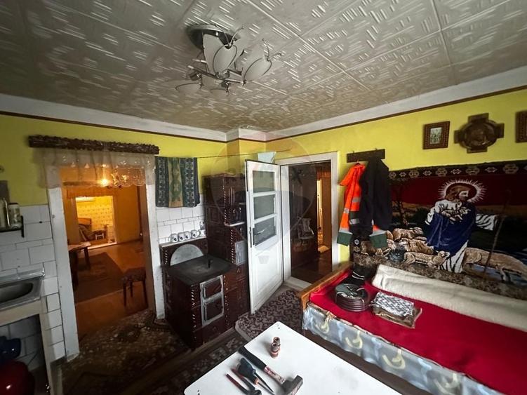 Casă cu 3 camere cu Teren 2885 Mp în Central