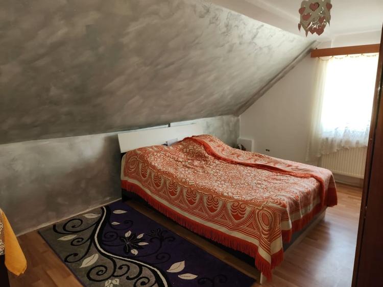 Casă individuală cu 6 camere cu Canalizare în Luna de Sus