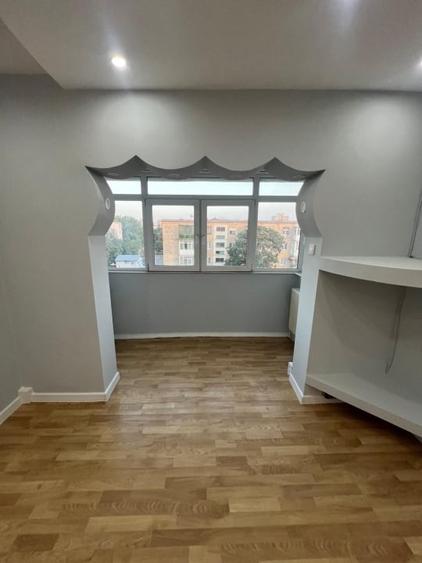 Apartament cu 4 camere decomandat în Craiovița Nouă