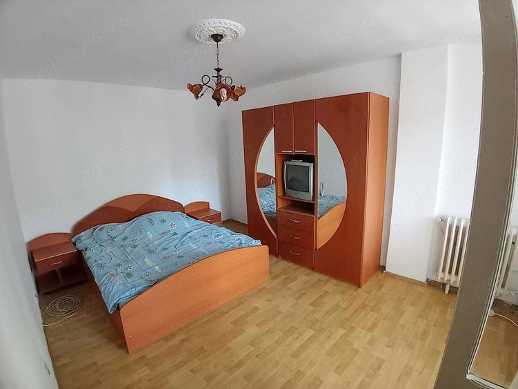 Apartament cu 4 camere semidecomandat în Petros