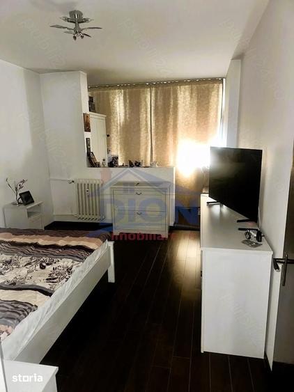Apartament cu 3 camere semidecomandat în Ghencea