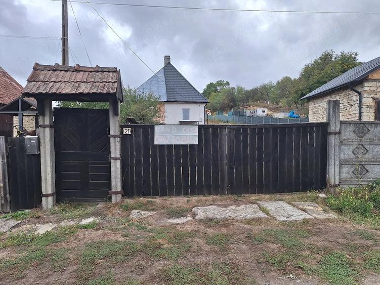 Casă cu 3 camere cu Teren 1470 Mp în Vultureni