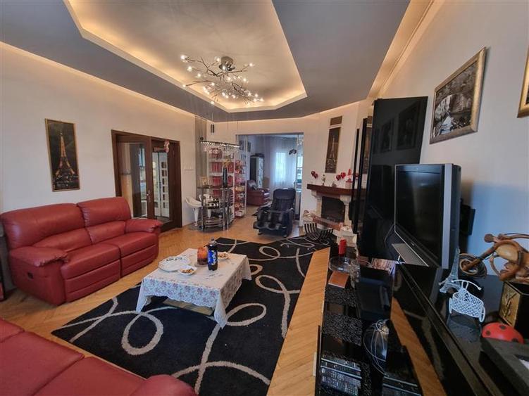Casă cu 8 camere cu Garaj în Sâncraiu de Mureș