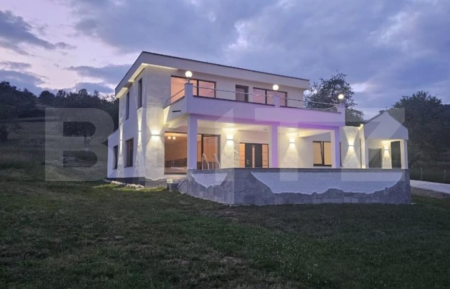 Casă individuală cu 5 camere cu Piscina în Luncoiu de Sus