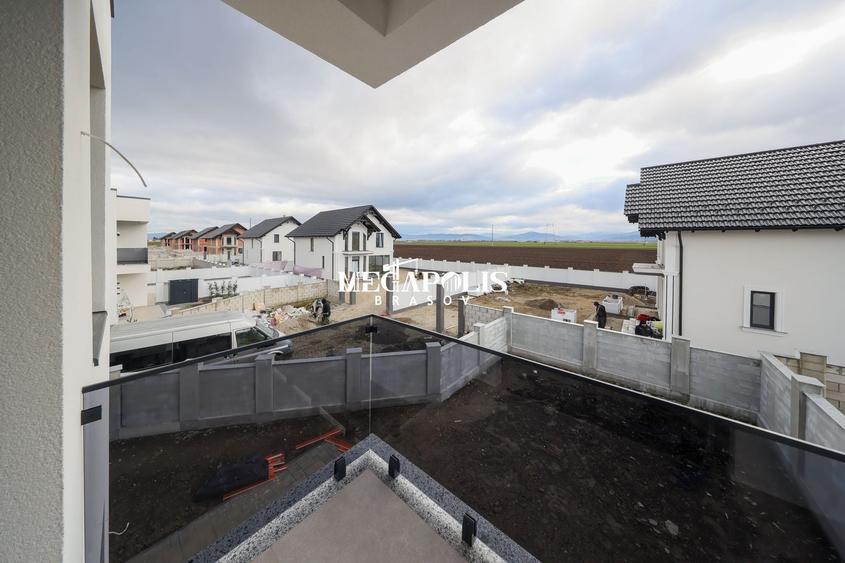Duplex cu 4 camere cu Canalizare în Sânpetru