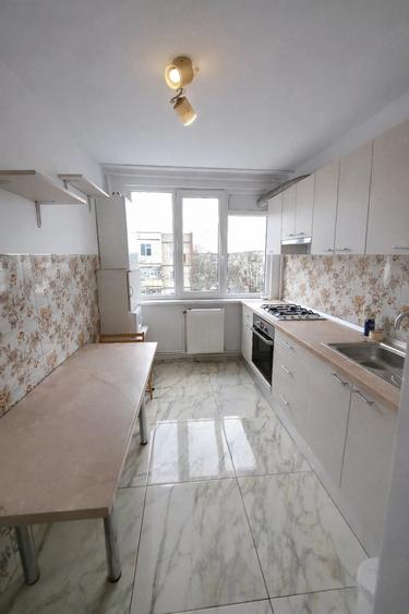 Apartament cu 3 camere semidecomandat în Micro 16