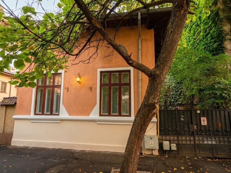 Casă individuală cu 5 camere cu Canalizare în Cișmigiu