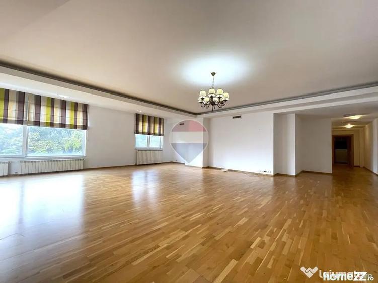 Apartament cu 4 camere decomandat în Nordului