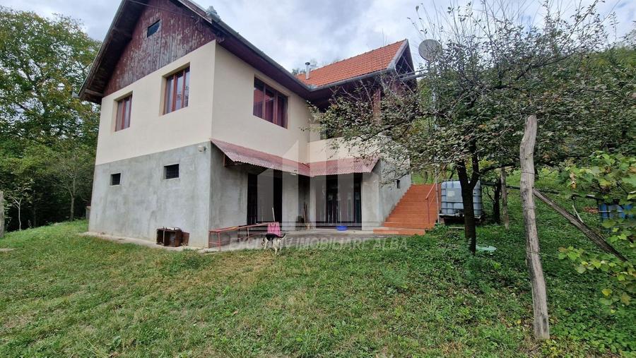 Casă individuală cu 3 camere cu Canalizare în Cetea