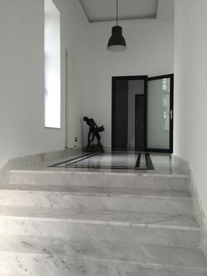 Casă individuală cu 18 camere cu Canalizare în Polonă