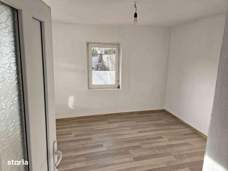 Casă cu 4 camere în Schitu