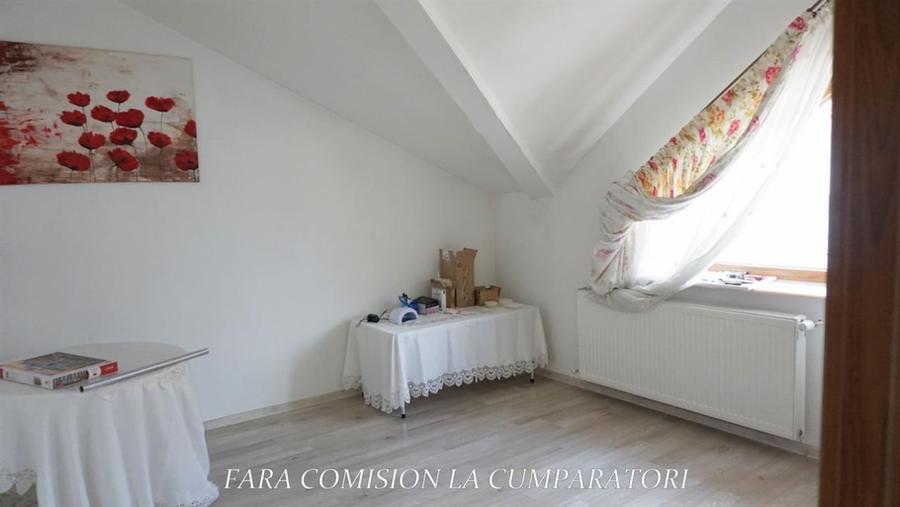 Duplex cu 7 camere cu Canalizare în 1 Mai