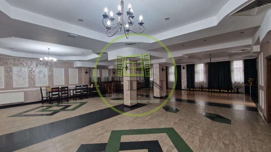 Spațiu comercial, de 800 mp, în Rovine