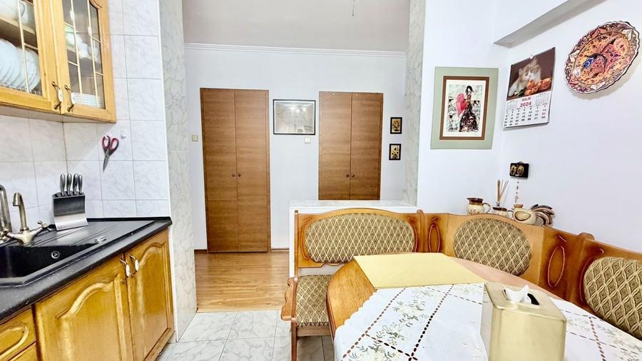 Apartament cu 3 camere semidecomandat, mobilat în Vitan