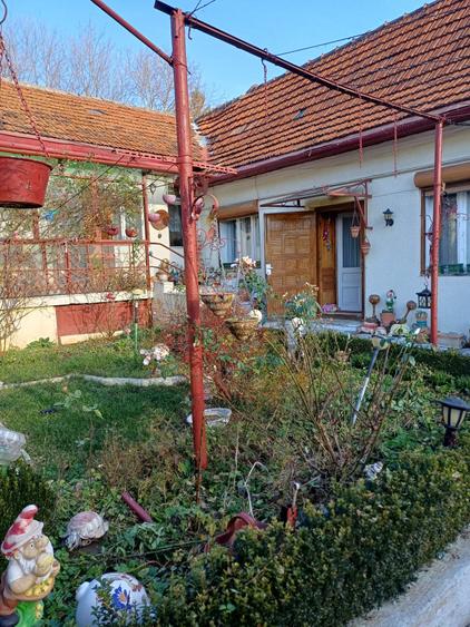 Casă individuală cu 5 camere cu Teren 200 Mp în Central
