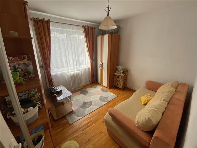 Apartament cu 4 camere decomandat în Tudor
