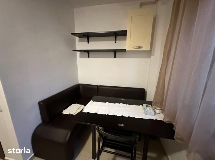 Apartament cu 3 camere în Apărătorii Patriei