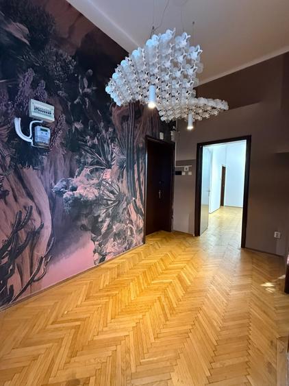 Apartament cu 4 camere semidecomandat în Primăverii