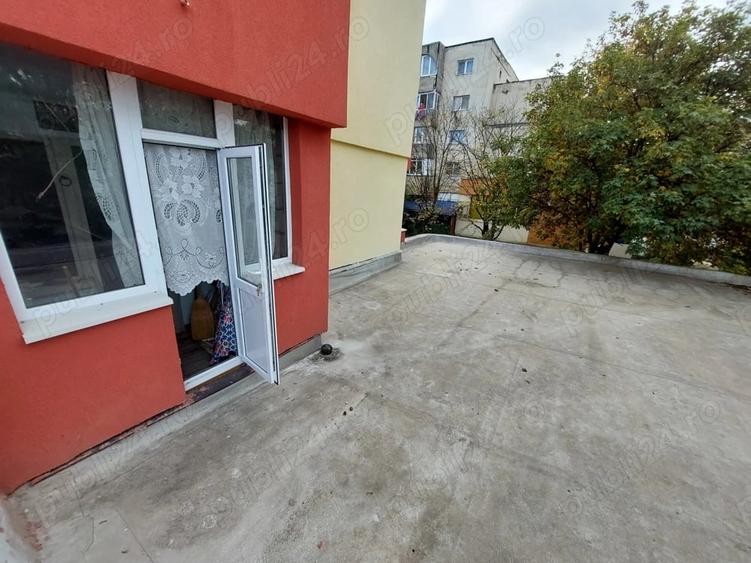 Apartament cu 3 camere semidecomandat în Sud