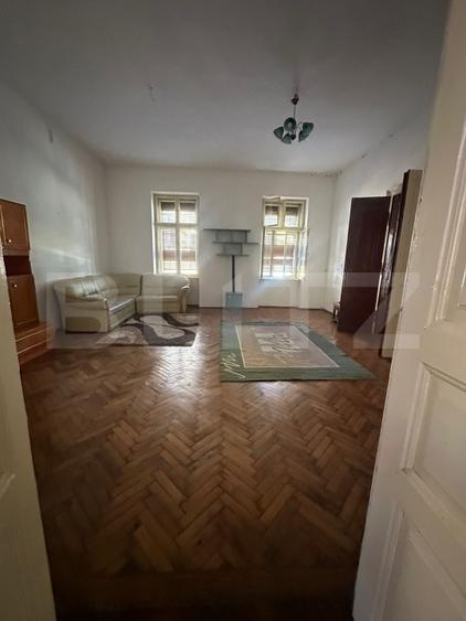 Casă individuală cu 8 camere cu Canalizare în Central