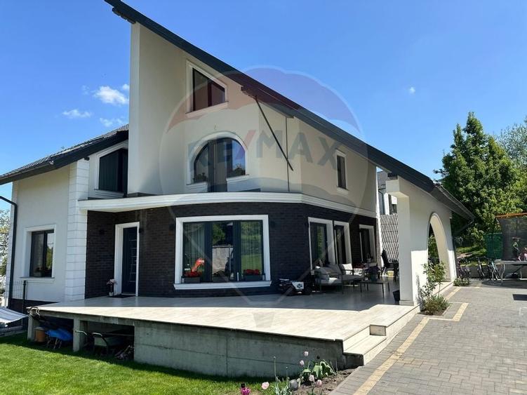 Casă individuală cu 11 camere cu Canalizare în Ipotești