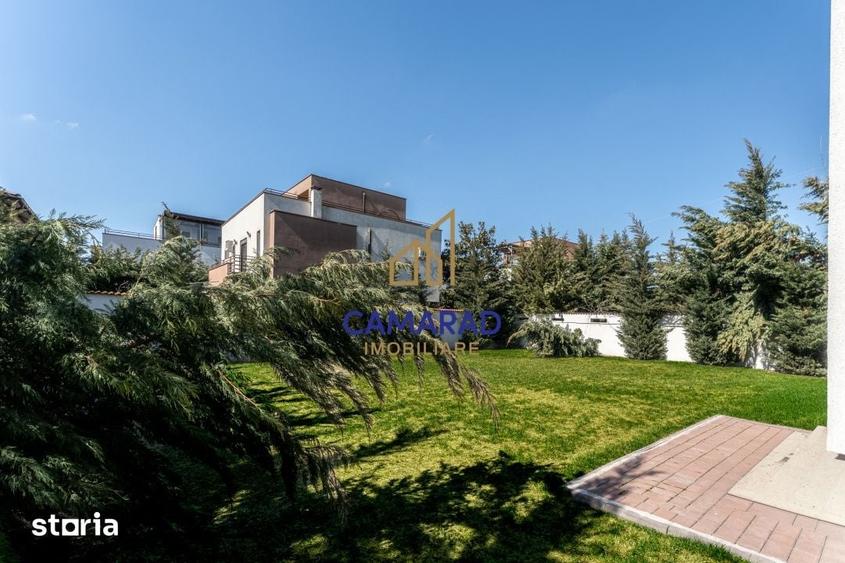 Casă cu 8 camere cu Teren 1000 Mp în Central
