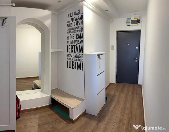 Apartament cu 3 camere semidecomandat în Central