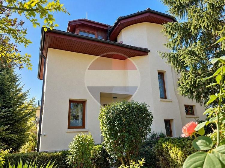 Casă individuală cu 8 camere cu Piscina în Ștefăneștii de Jos