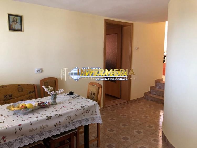 Casă individuală cu 6 camere cu Canalizare în Cetate