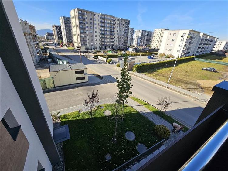 Apartament cu 3 camere decomandat, mobilat în Tractorul