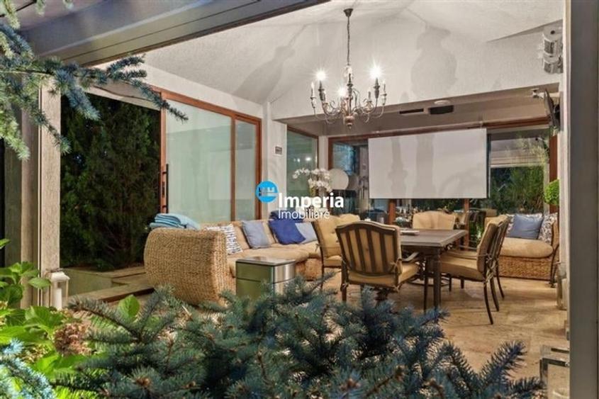 Casă individuală cu 9 camere cu Piscina în Giulești