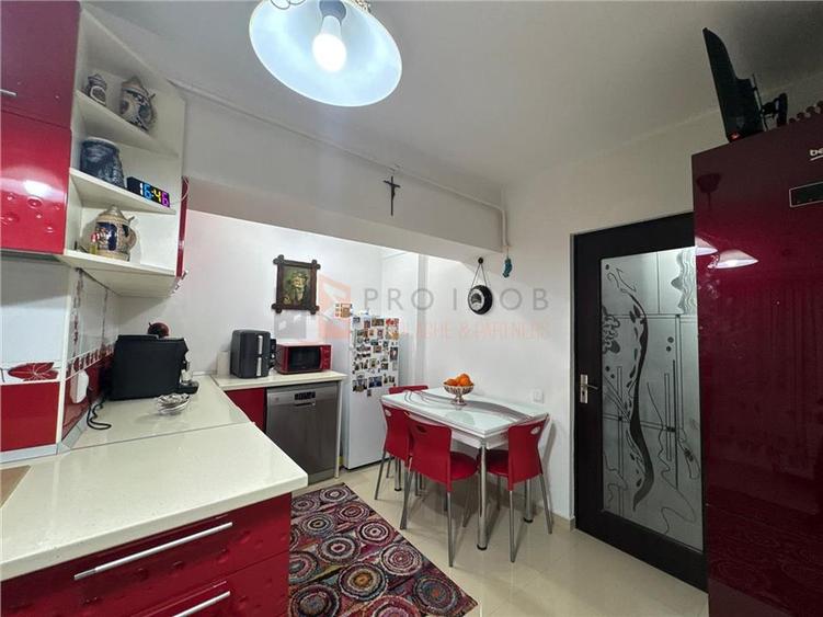 Apartament cu 3 camere decomandat, mobilat în 1 Decembrie