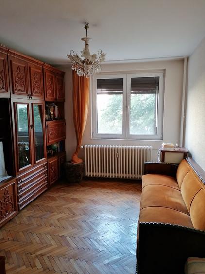 Apartament cu 3 camere semidecomandat în Obor