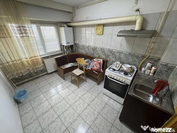 Apartament cu 3 camere decomandat, mobilat în Casa de Cultură