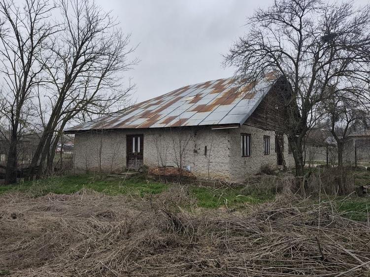 Casă cu 4 camere cu Teren 1700 Mp în Băbăița