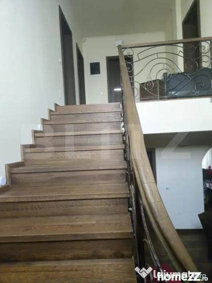 Casă cu 7 camere cu Teren 1170 Mp în Central