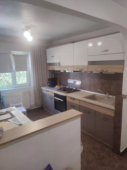 Apartament cu 3 camere semidecomandat, mobilat în Girocului