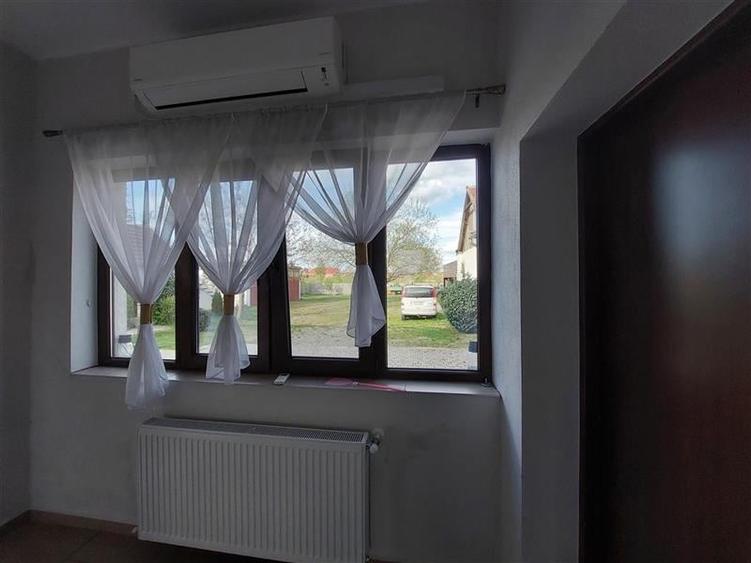 Casă individuală cu 7 camere cu Canalizare în Central