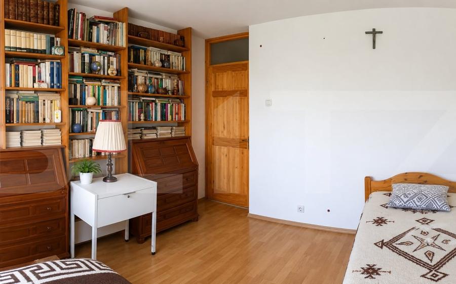 Apartament cu 3 camere decomandat, mobilat în Central
