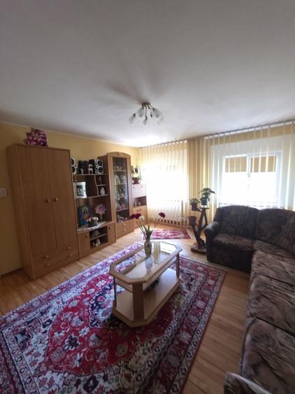 Apartament cu 3 camere decomandat în Sineasca