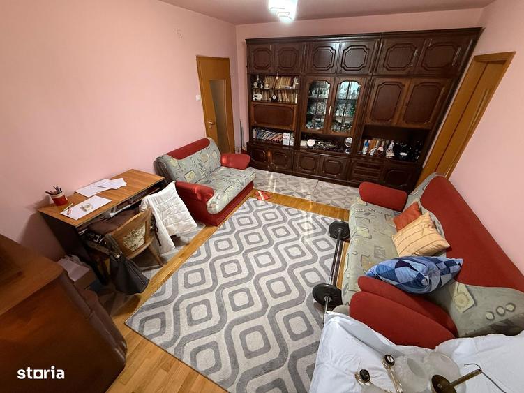 Apartament cu 3 camere semidecomandat în Central