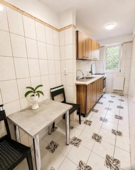 Apartament cu 3 camere decomandat, mobilat în Tei