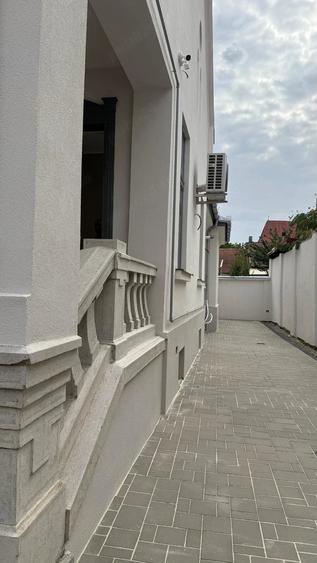 Casă cu 7 camere cu Teren 892 Mp în Central