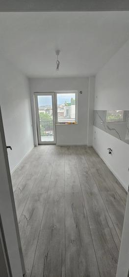 Apartament cu 2 camere decomandat în Tractorul