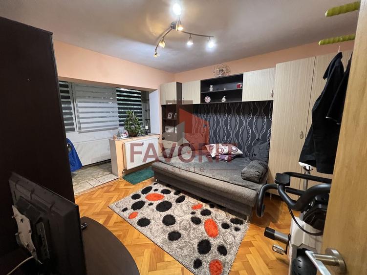 Apartament cu 3 camere decomandat în Aradului