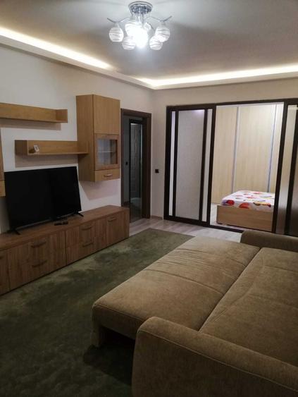 Apartament cu 3 camere decomandat în Tractorul