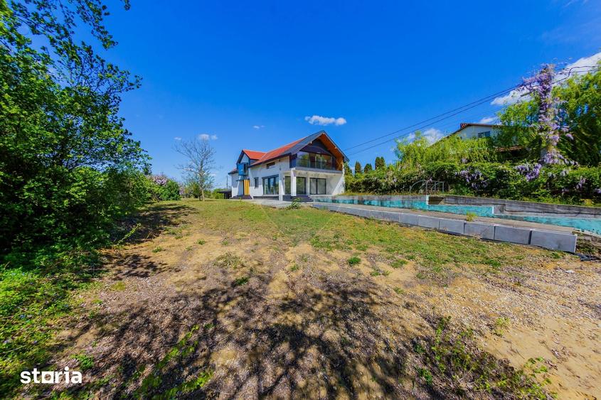 Casă cu 6 camere cu Teren 5483 Mp în Apa
